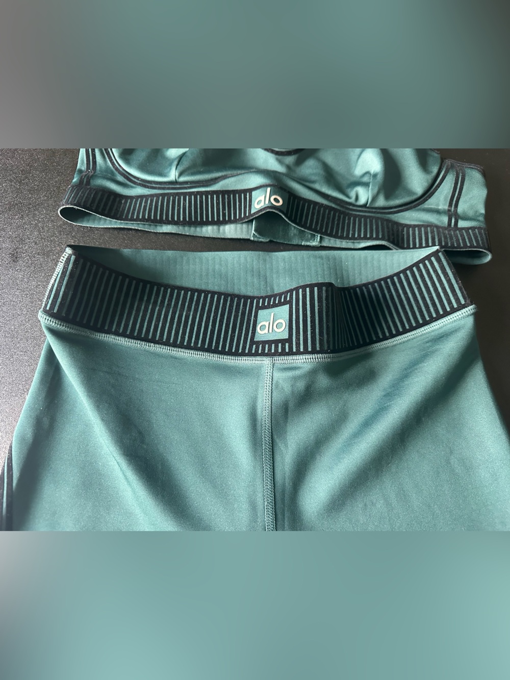 Alo Yoga Set: Line Up 7/8 Legging & Line Up Bra in Winter Ivy - Med - Picture 8 of 11